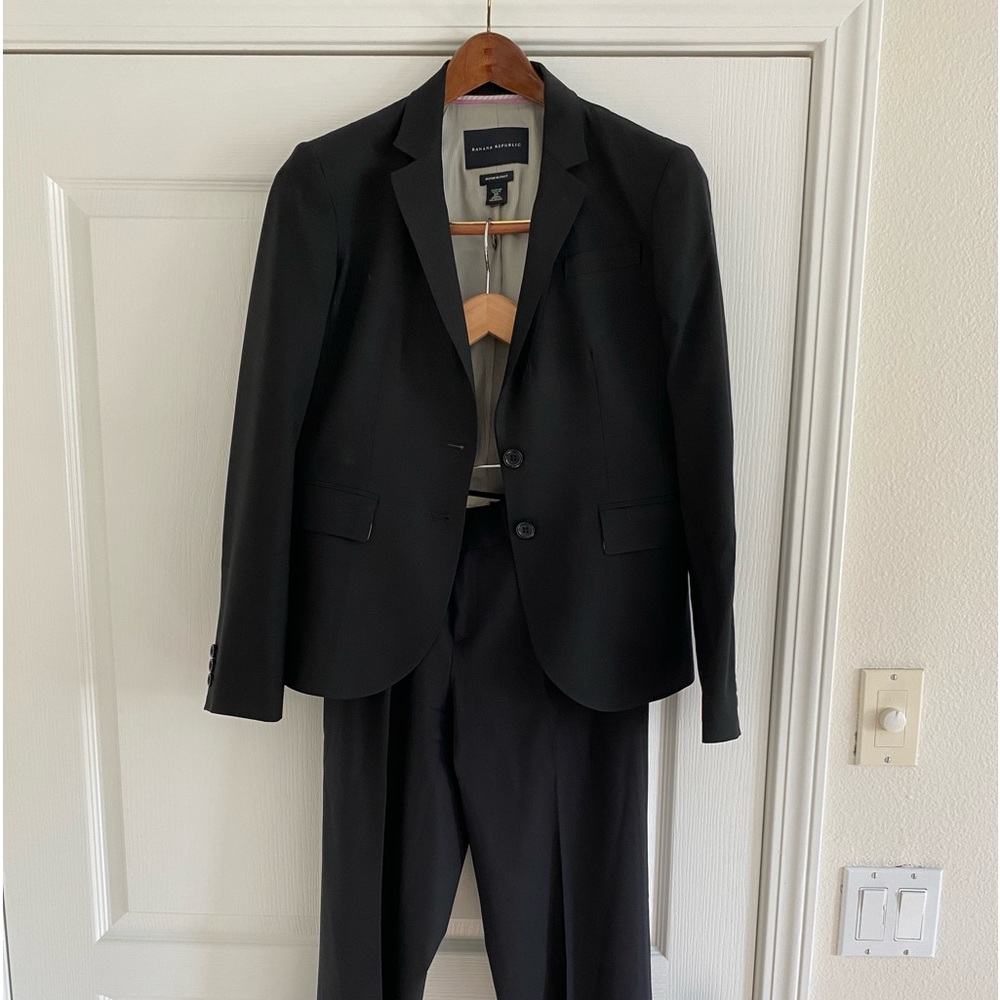 Size 4 petite black Banana Republic Suit. Pants and Jacket. Lined.